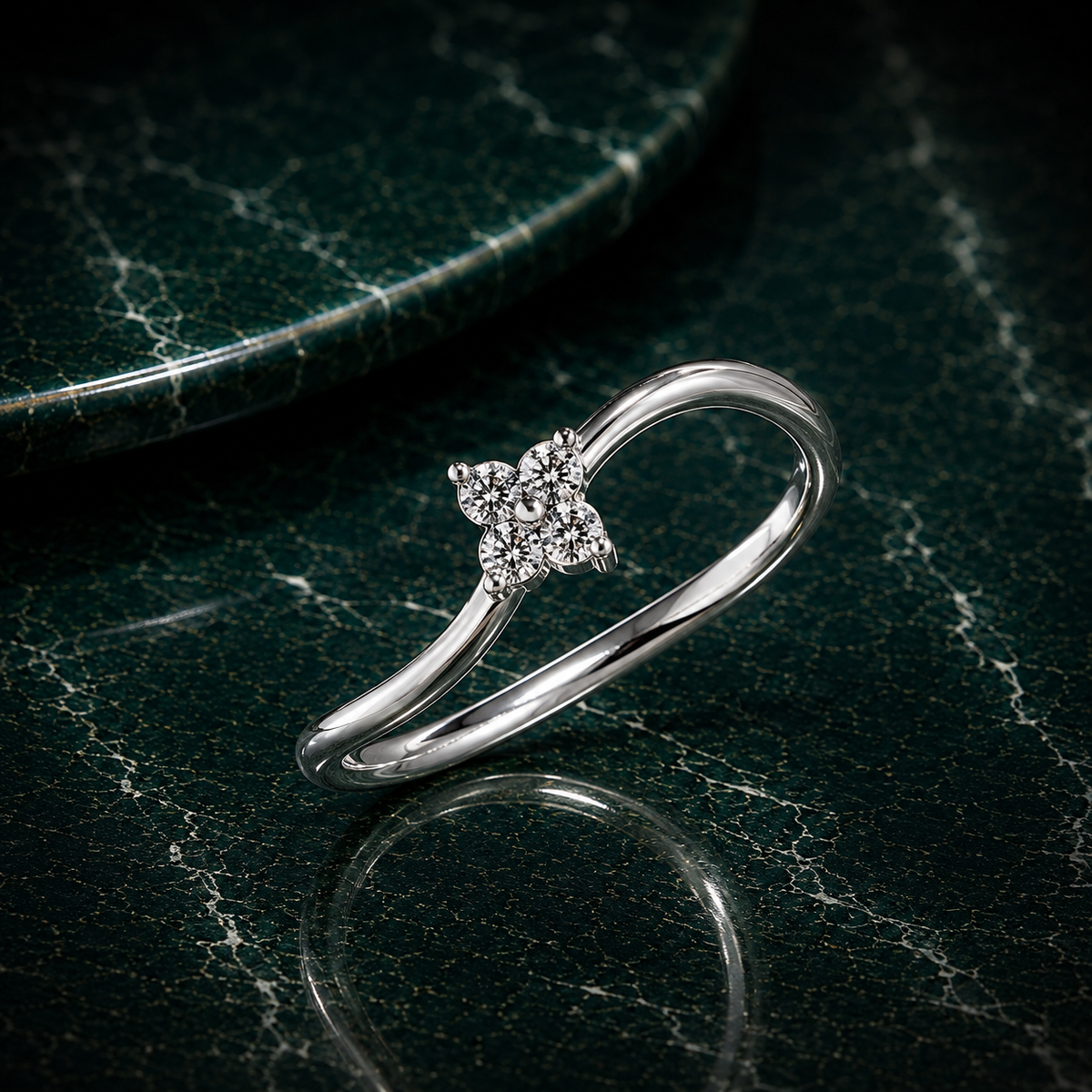 Minimalist Wavy Round Diamond Floral Ring